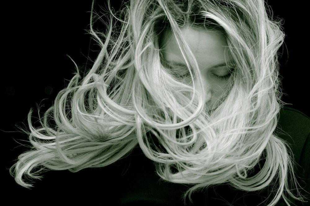 En grundig guide til gloss hår: Utforskende skjønnhetstrenden som gir deg glansfulle lokker